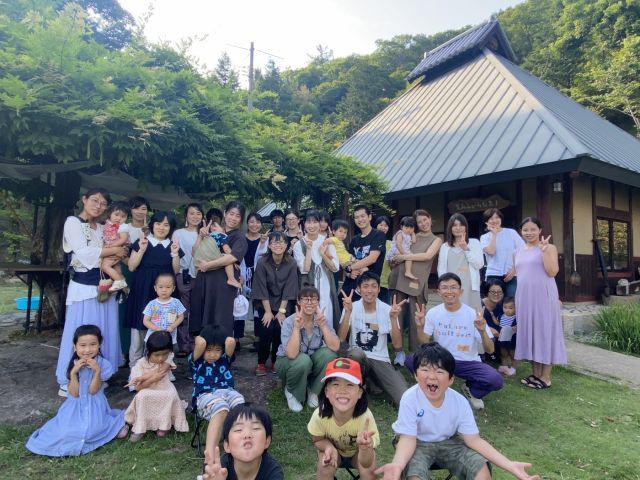 ①妊婦さんへのお野菜無償提供活動の様子。この日はマタニティディキャンプと称して、妊婦さんと地域の支援者が繋がるイベントを開催